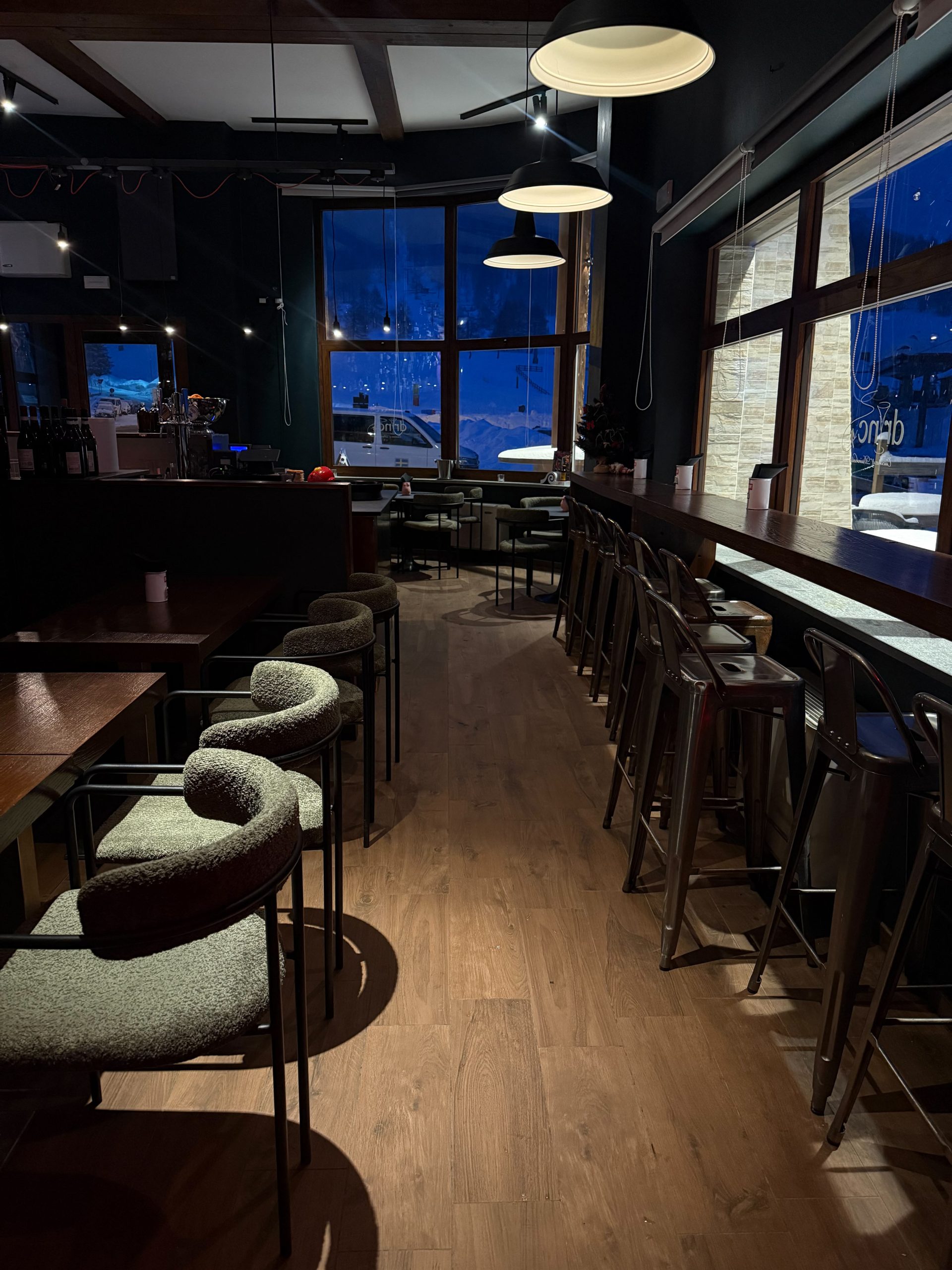 Sala del cocktail bar drinc. a Sestriere con vetrate sulla neve